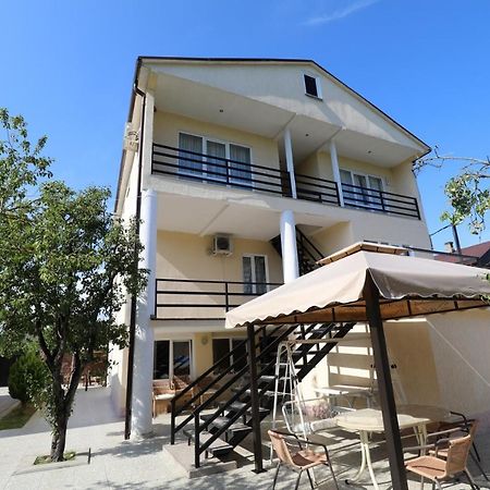 Rozalin Guest House Гудаута Екстериор снимка