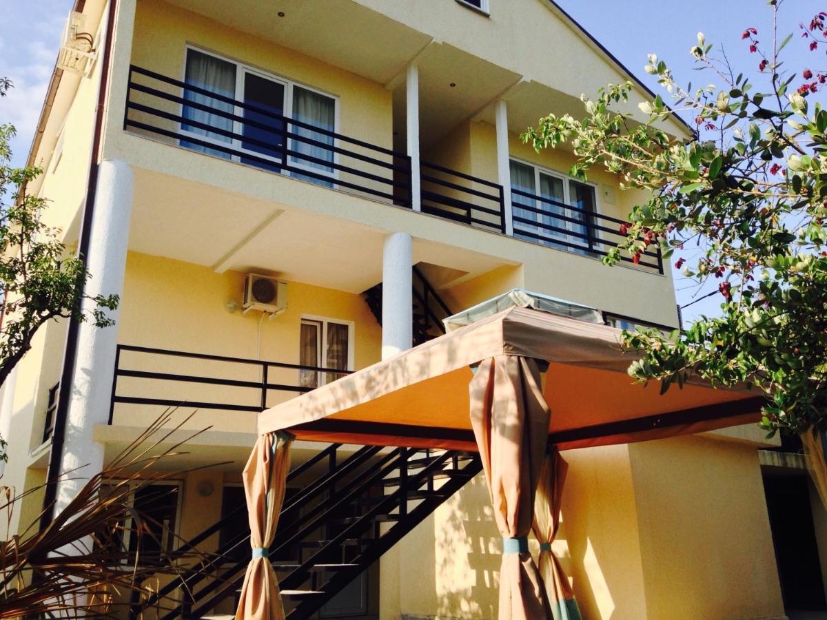 Rozalin Guest House Гудаута Екстериор снимка