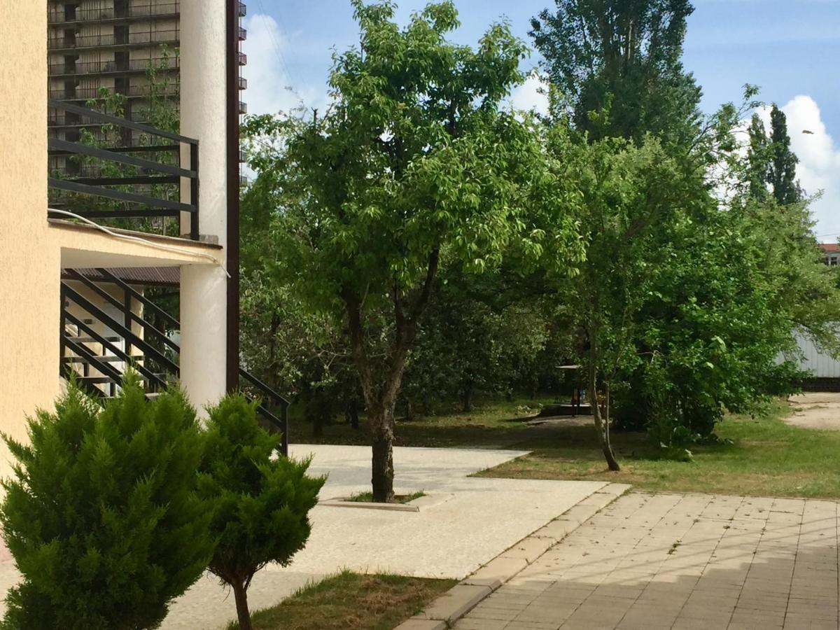 Rozalin Guest House Гудаута Екстериор снимка