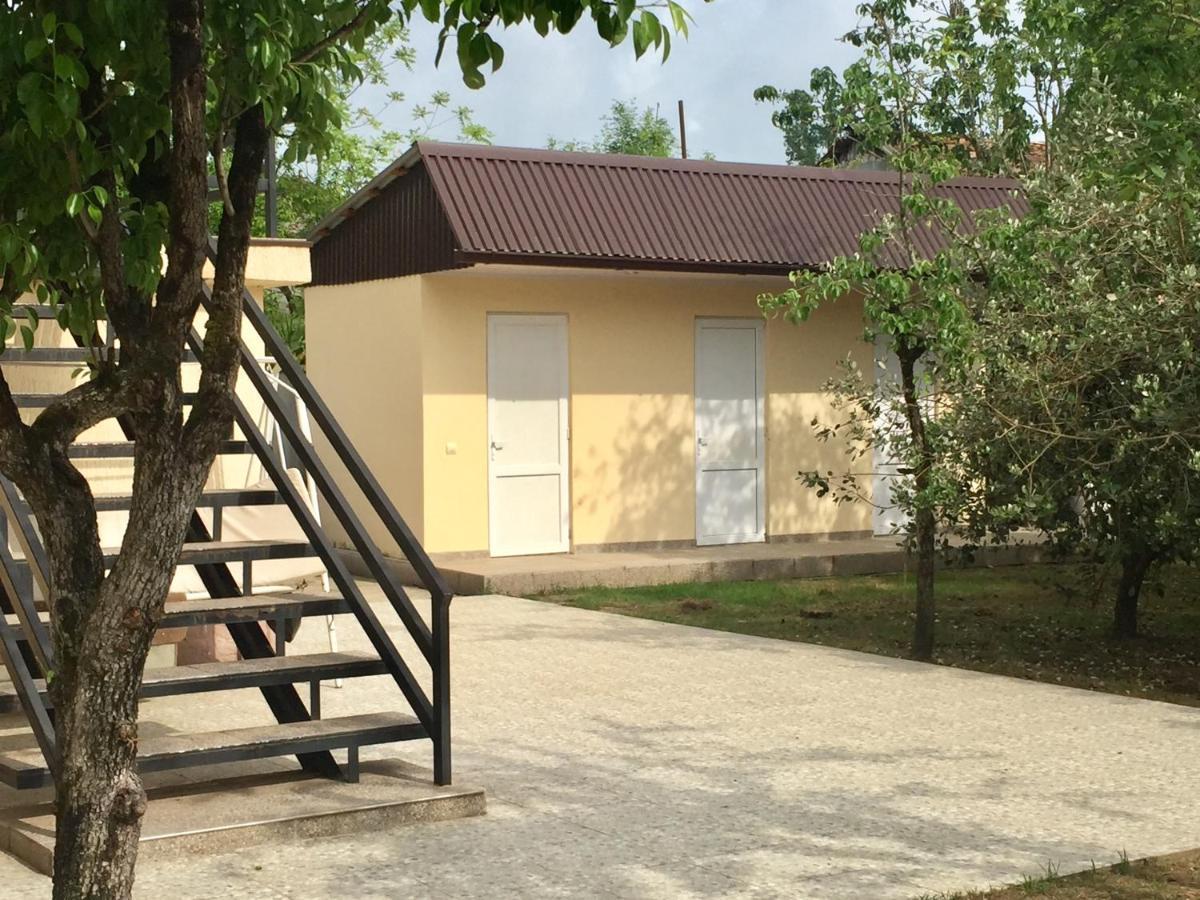 Rozalin Guest House Гудаута Екстериор снимка