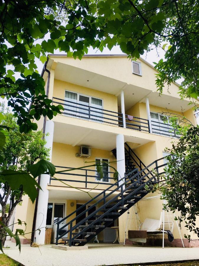 Rozalin Guest House Гудаута Екстериор снимка